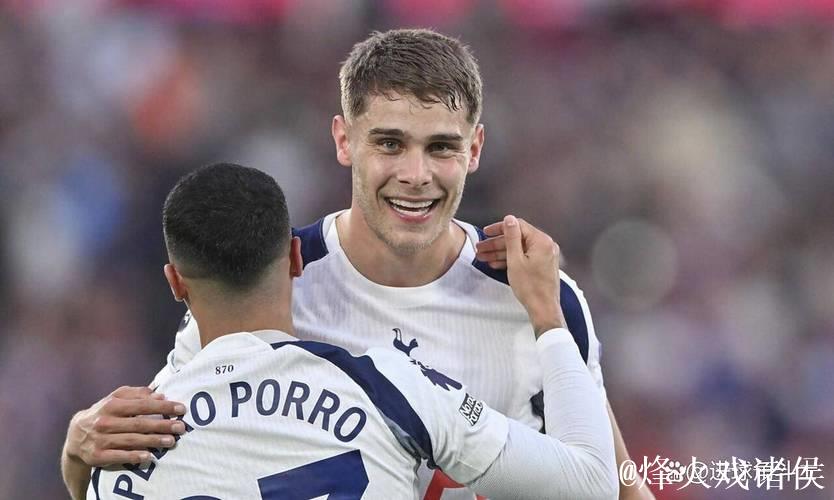 攻防均亮眼，哈维-西蒙斯当选热刺vs布拉格斯拉